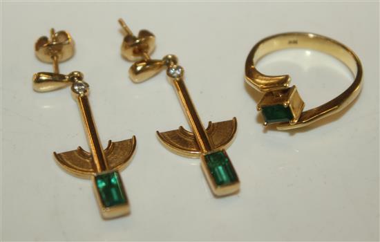 Gold and emerald ring and pair of earrings